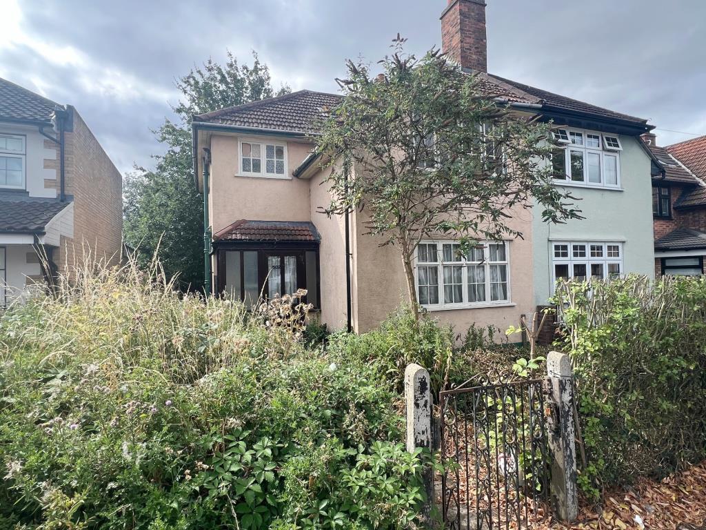 Lot: 139 - HOUSE FOR REFURBISHMENT AND RENOVATION - Front garden with path leading to entrance door